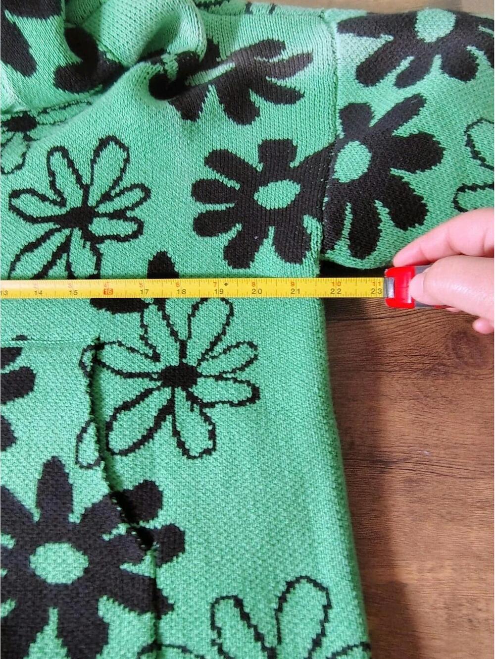 Women's Sweater Green Flower Black Flowers Hippie Retro Chic Sz S fits M/L - Picture 7 of 9